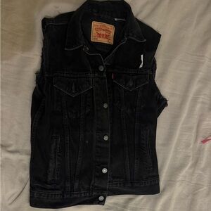 Black men’s levi’s denim vest medium